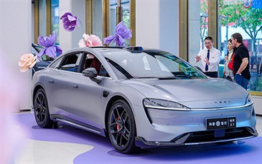 Papīra mākslas un automašīnu zīmoli